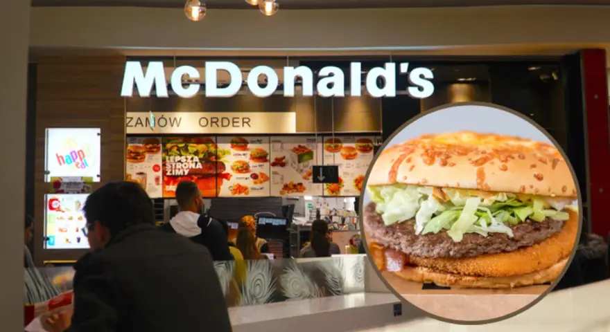 Zbliżenie na burgera McDonald's na tle wnętrza restauracji z menu.