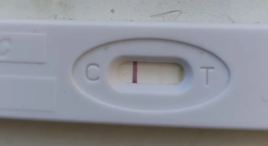 Test ciążowy z jedną, bladą kreską przy literze "C". Wynik negatywny.