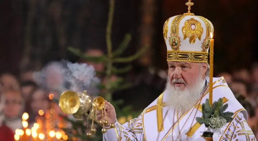 Ein orthodoxer Patriarch mit Mitra und Räuchergefäß bei einer Zeremonie. Dies zeigt, was ist orthodox: spirituelle Tiefe und Tradition.