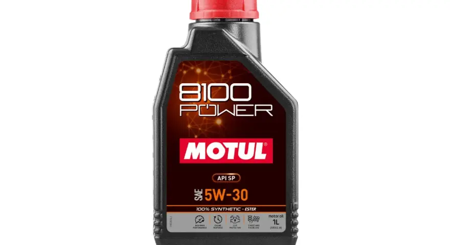 Czarna butelka oleju silnikowego Motul 8100 Power 5W-30 z czerwonym korkiem.