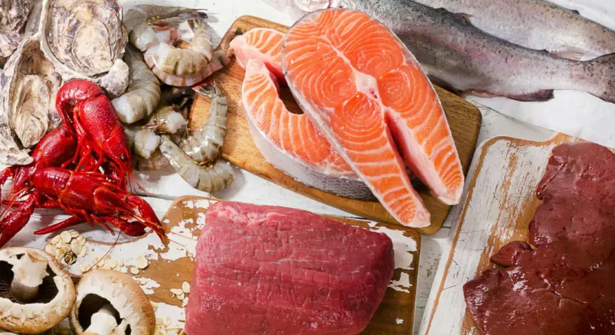 En buffé av godsaker: ostron, räkor, kräftor, laxfilé, hel fisk, kött och lever. Perfekt för en B12-rik måltid!