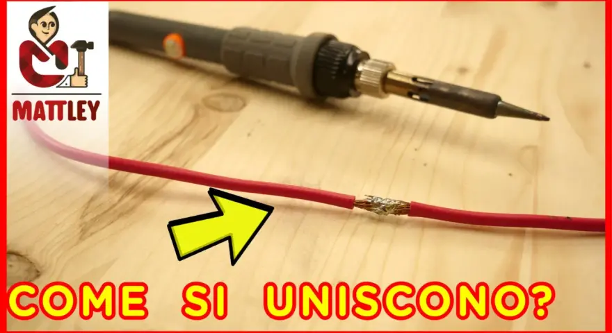 Un saldatore pronto a collegare fili elettrici, con un cavo rosso già unito.