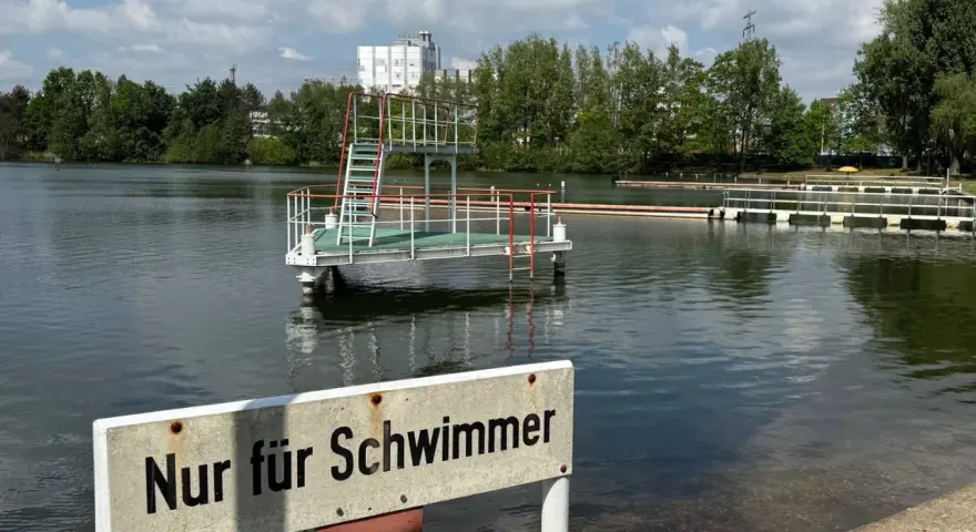 Der Sprungturm am Badeweiher Marl ist bereit für wagemutige Springer. Ein Schild weist darauf hin: "Nur für Schwimmer".