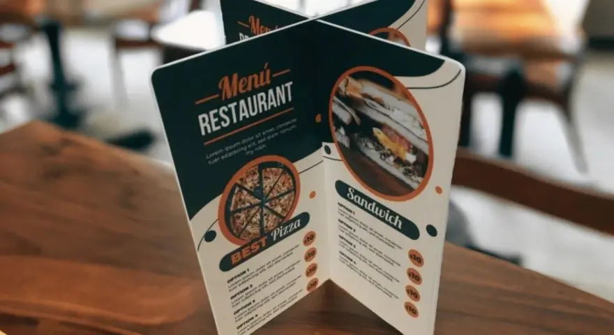 Carta de un restaurante con imágenes de pizza y sándwich. Muestra opciones de menú y precios.