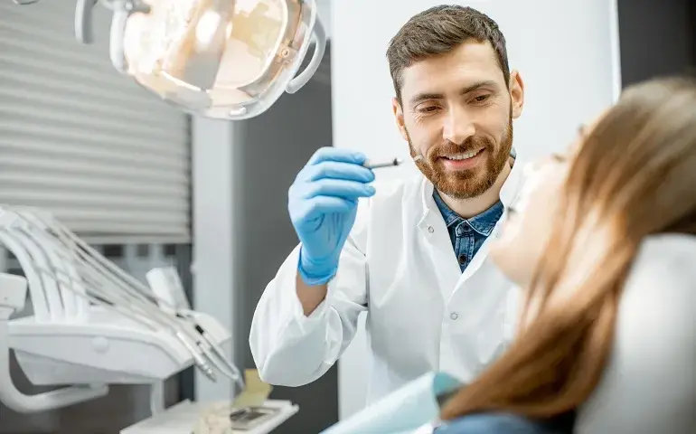 Czy z opryszczką można iść do dentysty? Ryzyko i co zrobić?