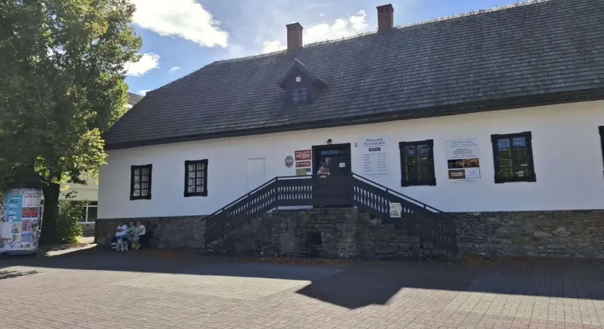 Muzeum Beskidzkie w Wiśle, z charakterystyczną kamienną podmurówką i drewnianymi schodami, zaprasza do odkrywania historii regionu.