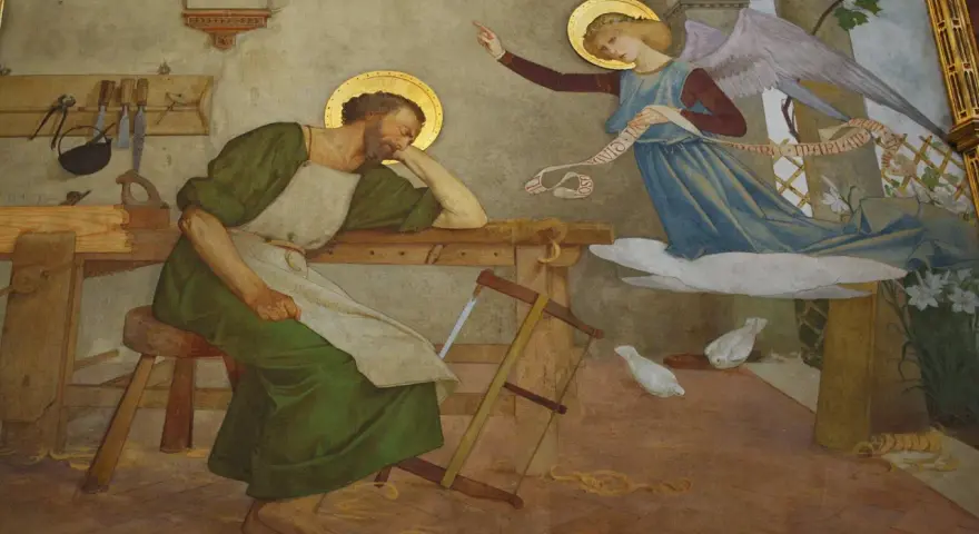 Ein Engel erscheint dem schlafenden Josef, der als der vater von Jesus gilt, und verkündet ihm die Botschaft.