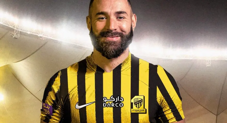 Karim Benzema w nowej koszulce klubu, zastanawiasz się ile zarabia Karim Benzema?