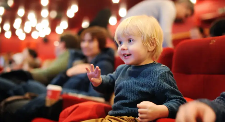 Kiedy do kina z dzieckiem? Odpowiedni wiek i najlepsze filmy