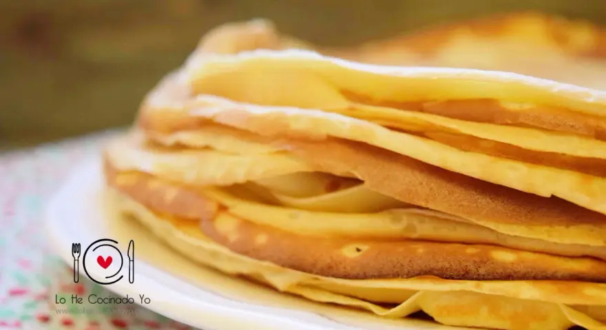 Una pila de crepes dorados, perfectos para tu próxima receta de crepes.