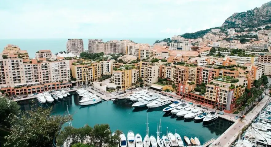 Porto di Monte Carlo con yacht di lusso e palazzi colorati, ideale per scoprire cosa vedere a Montecarlo in un giorno.