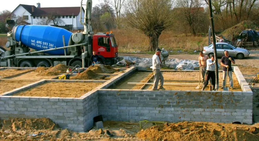 Czym obsypać fundamenty, aby uniknąć problemów z wilgocią?