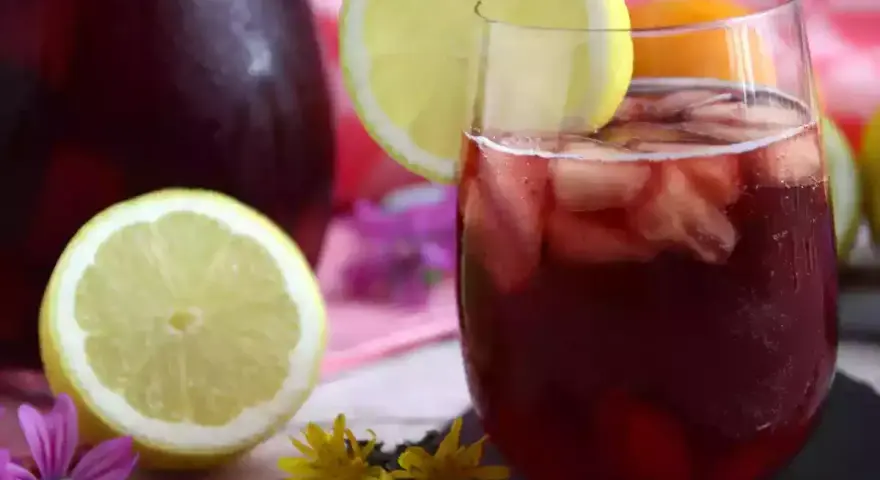 Orzeźwiająca Sangria czerwona z cytryną i lodem. Idealna na upalne dni, czy wybierasz Sangria biała?