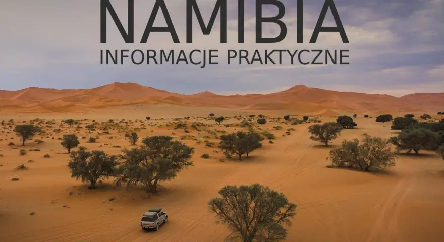 Pustynny krajobraz Namibii z wydmami i akacjami. Samochód terenowy przemierza piaszczyste drogi, odkrywając fascynujące **Namibia atrakcje**.
