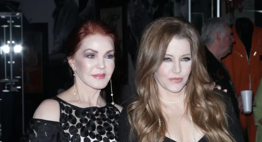 Priscilla Presley und ihre Tochter Lisa Marie Presley, die Elvis' Tochter ist, posieren für ein Foto.