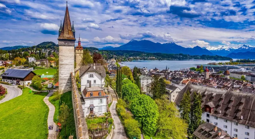 Widok na malownicze miasto Lucerna w Szwajcarii, z górami w tle i jeziorem.