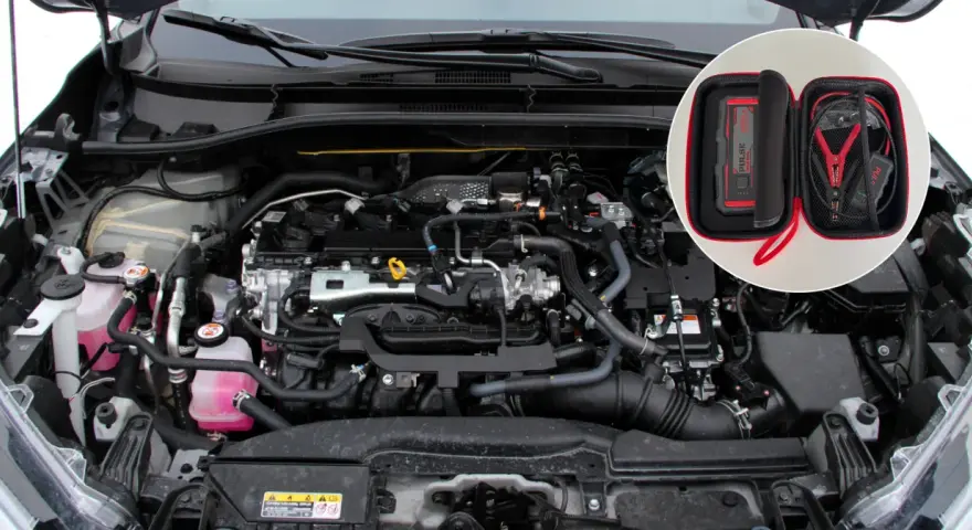 Silnik Toyoty Auris Hybrid. Akumulator 12V znajduje się z przodu, po prawej stronie komory silnika. W zestawie rozruchowym znajduje się booster.