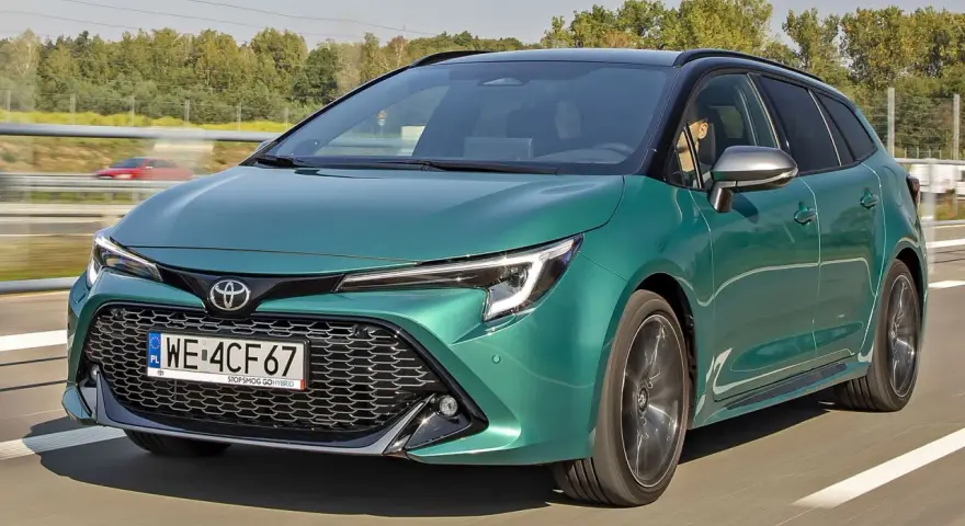 Zielona Toyota Corolla na drodze. Sprawdź aktualną toyota corolla cena i wybierz swój wymarzony model.