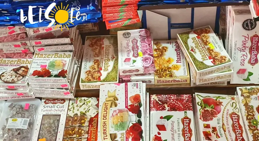 Co warto kupić na Cyprze? Mnóstwo słodkości: chałwy, baklavy, Turkish Delight w różnych smakach, np. różany, pistacjowy, z granatem.