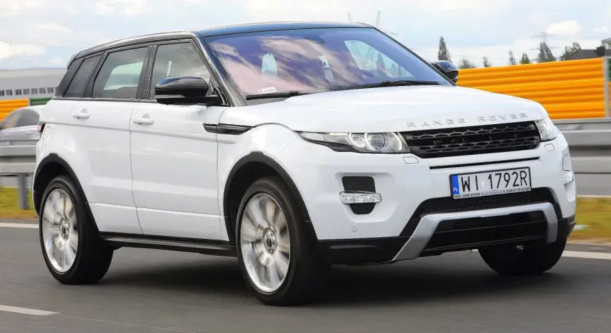Biały Range Rover Evoque w ruchu drogowym. Właściciele zgłaszają land rover evoque awarie i problemy, ale auto nadal wygląda stylowo.