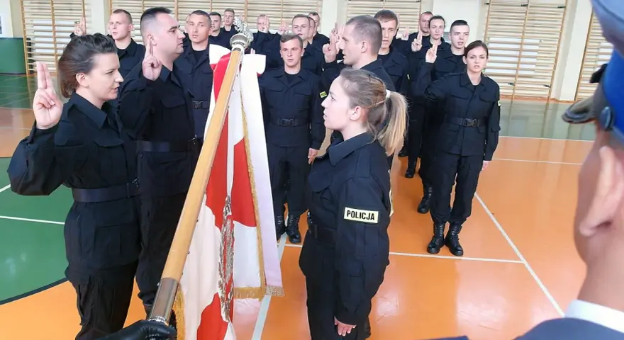 Nowi policjanci składają ślubowanie. To początek ich służby, ważny moment w karierze.