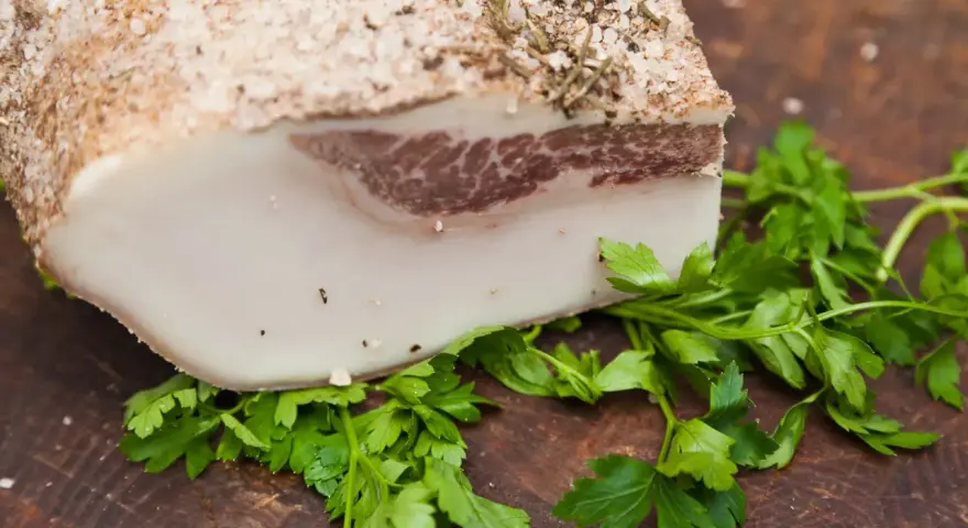 Lardo di Colonnata, un blocco di grasso salato e speziato, pronto per essere affettato. Scopri come si fa il lardo di Colonnata.