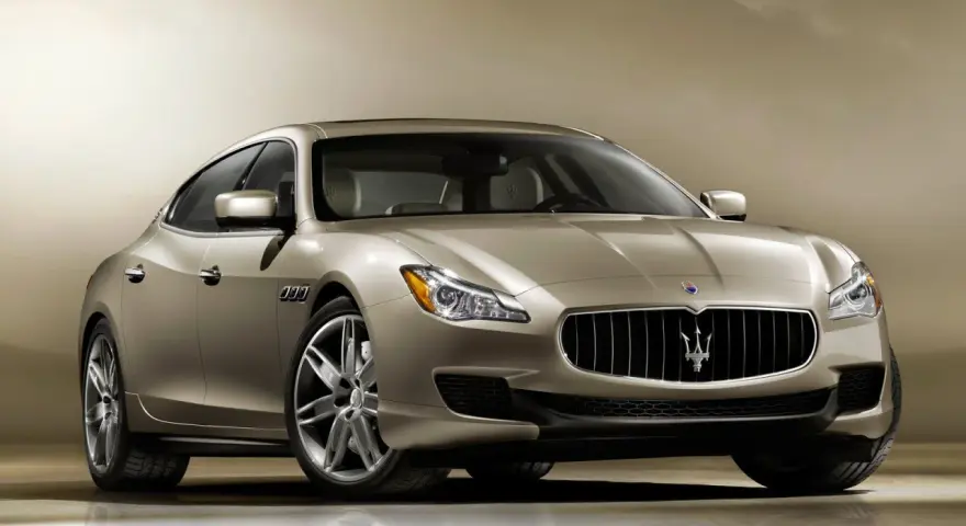 Elegancki Maserati Quattroporte w kolorze szampańskim. Nawet tak luksusowe auta mogą mieć swoje maserati quattroporte awarie i problemy.
