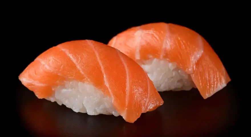 Sushi w upały: Czy surowa ryba jest bezpieczna? Ekspert radzi