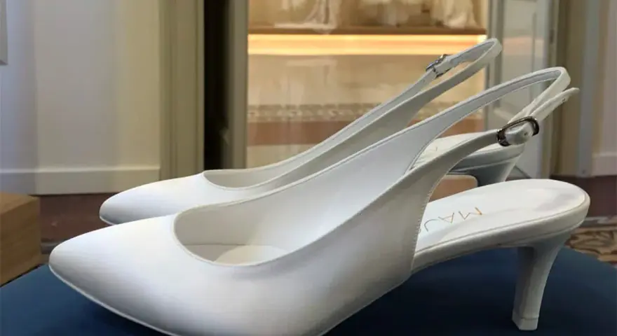 Eleganti scarpe da sposa bianche con cinturino posteriore, perfette per chi cerca dove comprare scarpe da sposa uniche.