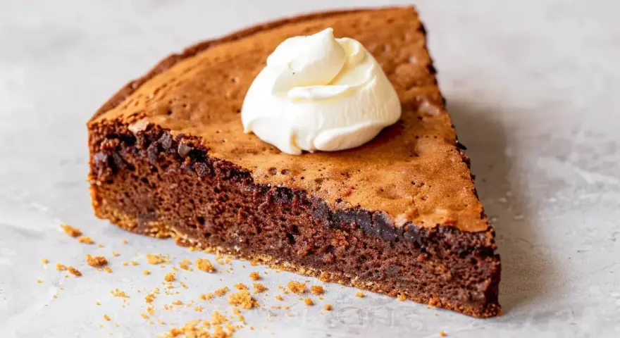 En bit chokladkaka med vispad grädde, perfekt för dig som vill baka med proteinpulver.