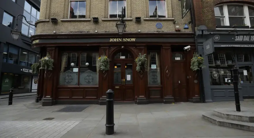 Le pub John Snow, nommé en l'honneur du médecin qui a cartographié le choléra, est une façade de pub en bois sombre.