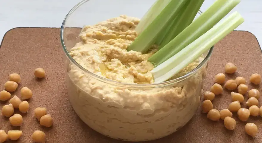 Pyszny, kremowy hummus z ciecierzycy, idealny do maczania łodyg selera. Oto co to jest hummus – zdrowa przekąska!