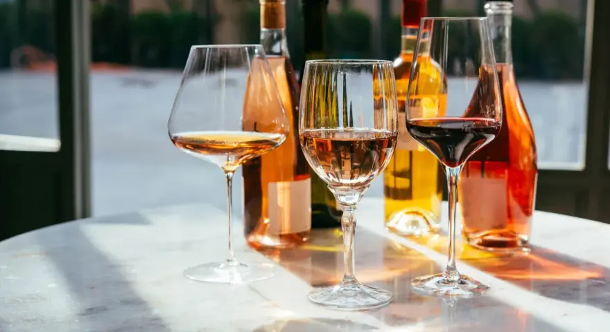 Degustacja win: różowe, białe i czerwone. Czy wiesz, jakie to wino? Chardonnay to uniwersalny szczep, który daje wina o różnorodnym charakterze.