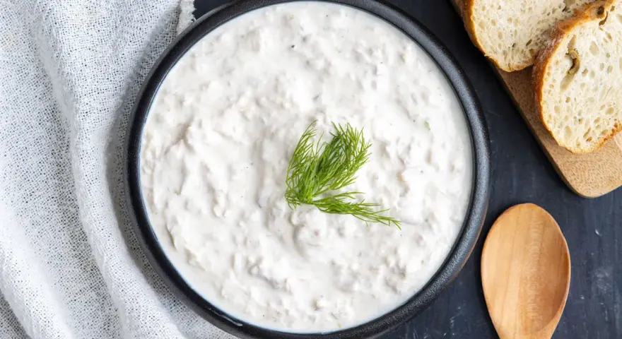 Cremiger Thunfisch-Dip mit Dill garniert, bereit zum Genießen mit frischem Brot.