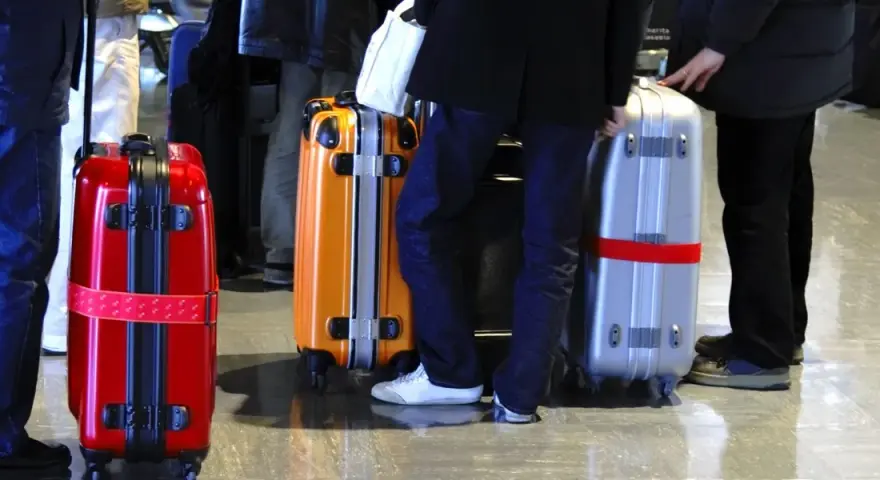 Jak oznaczyć walizkę przed lotem, by uniknąć jej zgubienia?