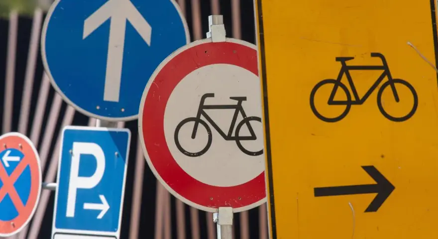 Verschiedene verkehrsschilder bedeutung: Radweg, Parken, Einfahrt und mehr.