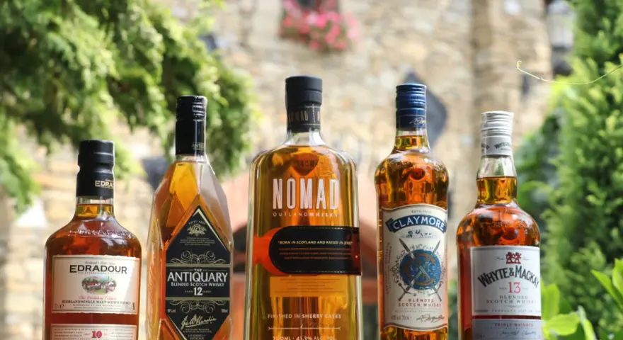 Pięć butelek whisky: Edradour, Antiquary, Nomad, Claymore i Whyte & Mackay. Idealny wybór, by ustalić, ile whisky na wesele potrzebujesz.
