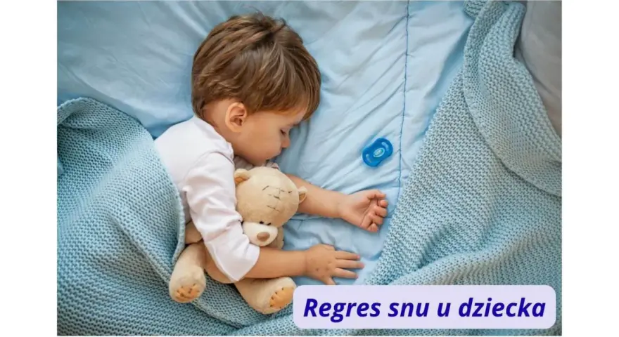 Małe dziecko śpi z misiem, otulone błękitnym kocykiem. Obok smoczek. To może być moment regresu snu u dziecka.