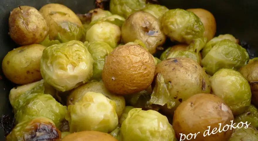 Patatas y coles de Bruselas asadas, listas para disfrutar.