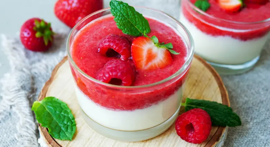 Erfrischendes Joghurt-Dessert mit Erdbeerpüree und Beeren, ein leichtes joghurtbombe rezept.