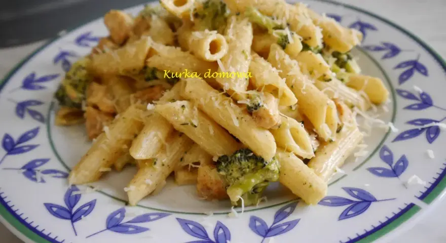 Penne z kurczakiem i brokułami, posypane parmezanem. Prosty przepis na pyszny obiad.