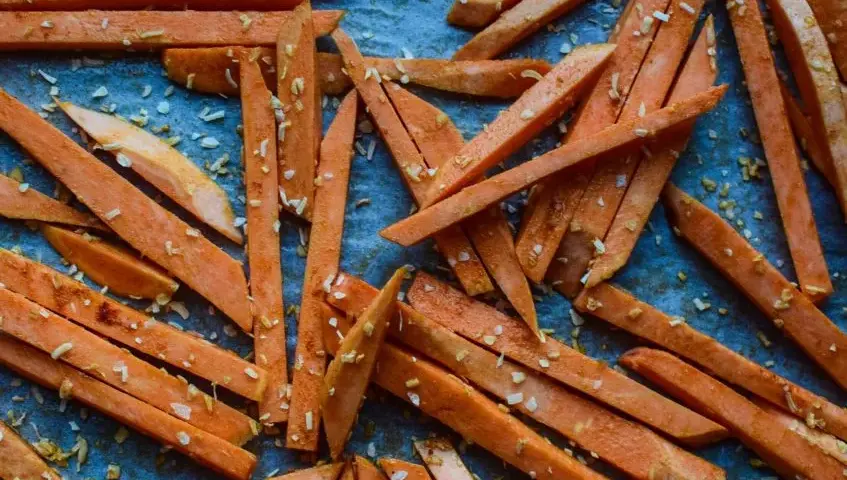 Jak długo piec frytki z batata, aby były chrupiące i pyszne