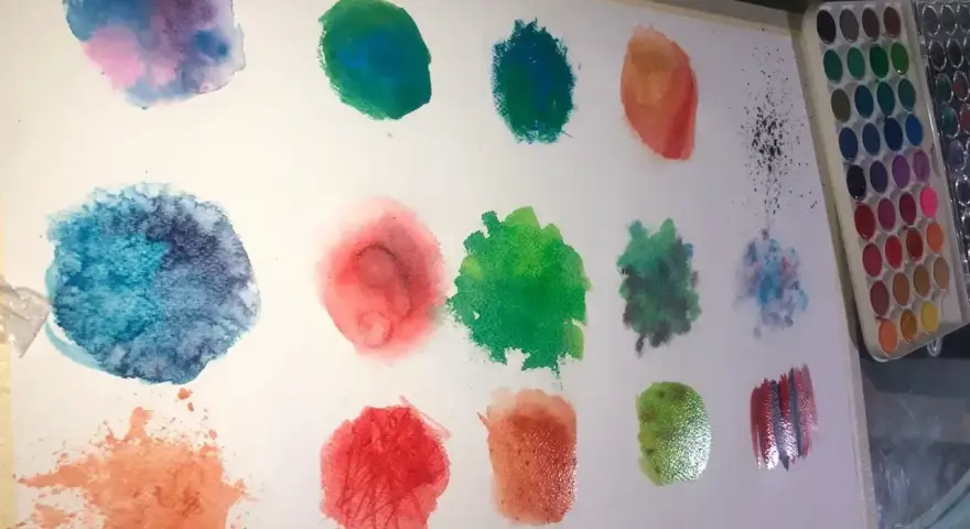 Manchas de acuarela con vibrante textura acuarela, explorando diferentes técnicas y colores.