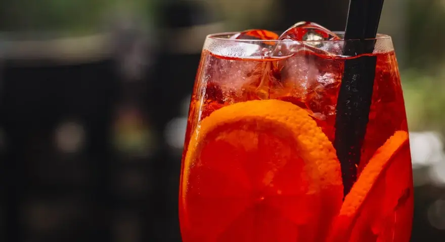 Aperol z wódką: Mocniejsze drinki? Przepisy i sekrety barmana!