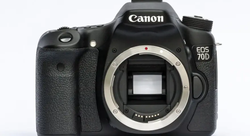 Czarna lustrzanka cyfrowa Canon EOS 70D bez obiektywu, widok z przodu.