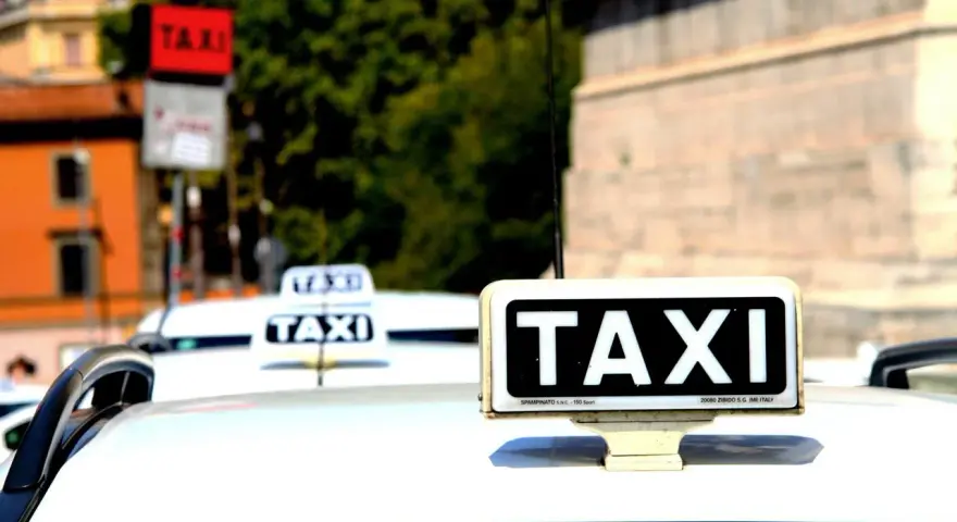 Mehrere Taxis in Italien, bereit, Touristen zu befördern. Die Taxi Kosten in Italien können je nach Stadt und Tageszeit variieren.