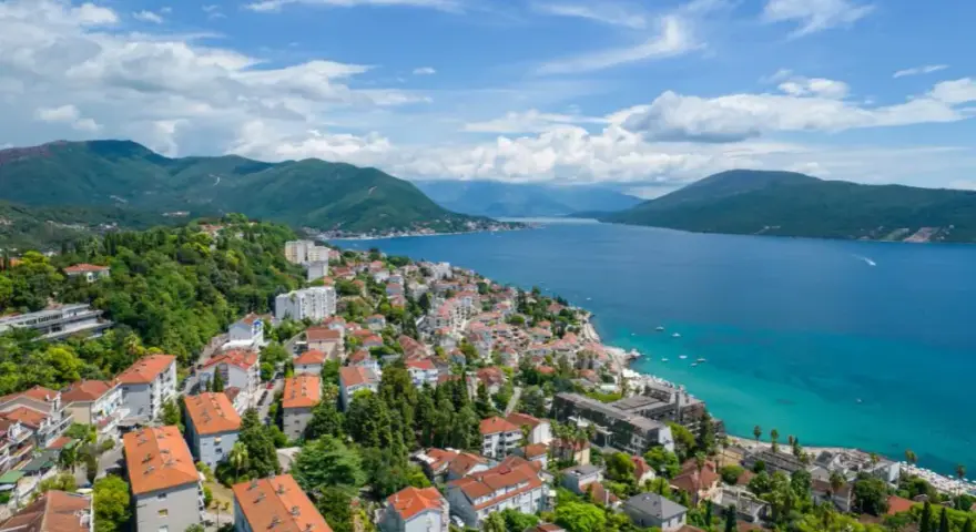 Gdzie nocleg w drodze do Czarnogóry? Tanie i wygodne opcje na trasie