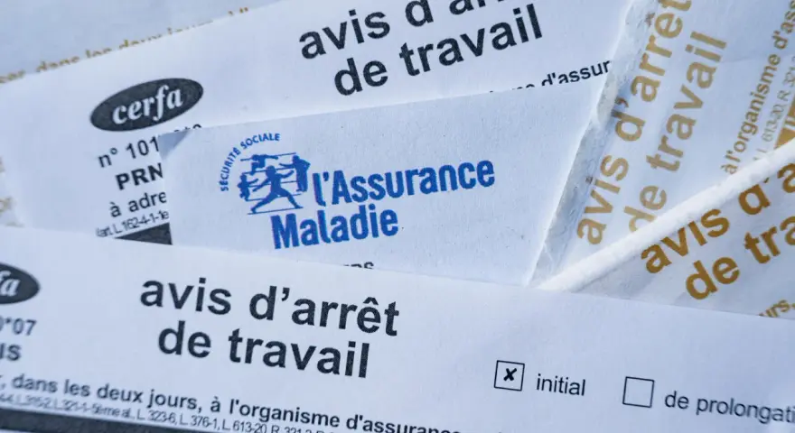 Plusieurs avis d'arrêt de travail, certains avec le logo de l'Assurance Maladie, suggèrent une gestion de congés payés et d'arrêt maladie rétroactif.