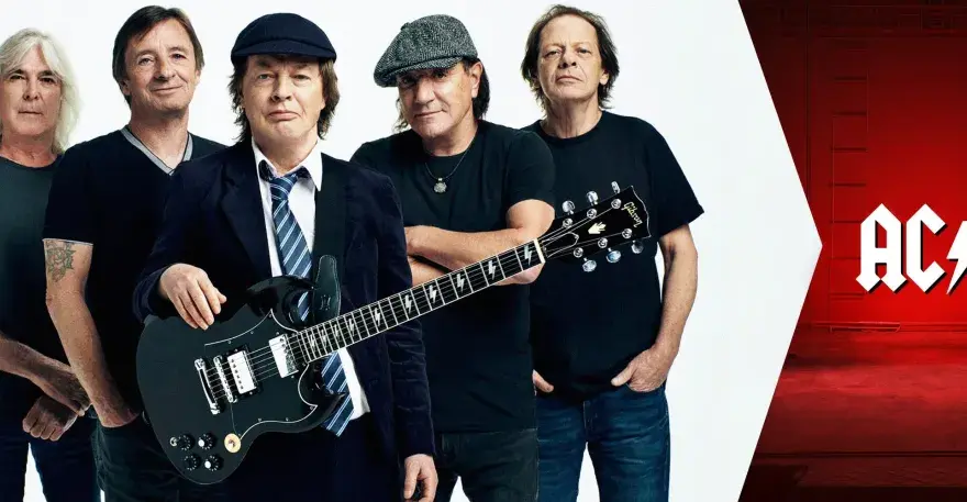 Fünf Musiker der legendären AC/DC, bekannt für ihre Hardrock-Musikrichtung, posieren mit Gitarren.