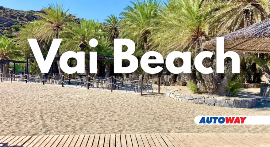 Plaża Vai z palmami i kawiarnią. Idealne miejsce na relaks.